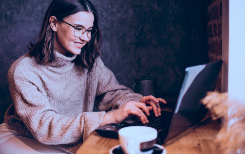 Young woman working on her laptop in a cafe